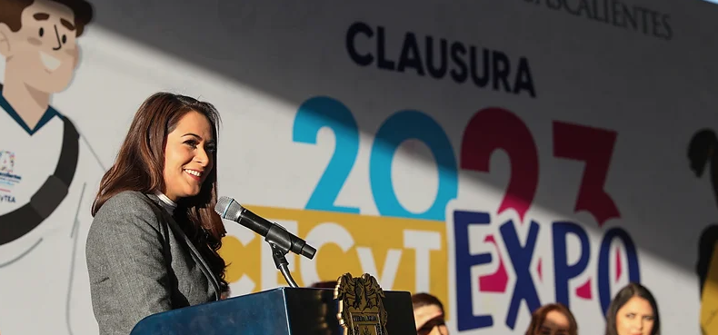 Impulsa Tere Jiménez a estudiantes para que continúen su preparación académica