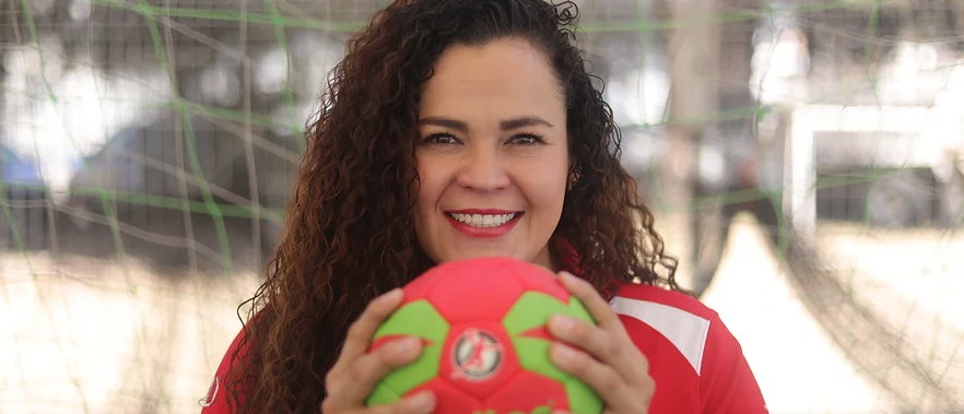 Denisse Romo, ex seleccionada Nacional de Handball, ejemplo de disciplina y perseverancia