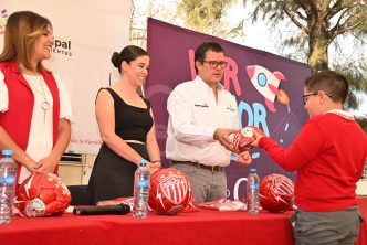 Entregan DIF Municipal e iniciativa privada lentes graduados a niños en edad escolar Entregan DIF Municipal e iniciativa privada lentes graduados a niños en edad escolar
