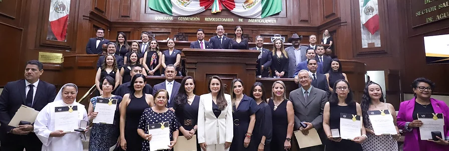 Junto con Diputados reconoce Tere Jiménez a quienes hacen de Aguascalientes el Gigante de México Junto con Diputados reconoce Tere Jiménez a quienes hacen de Aguascalientes el Gigante de México