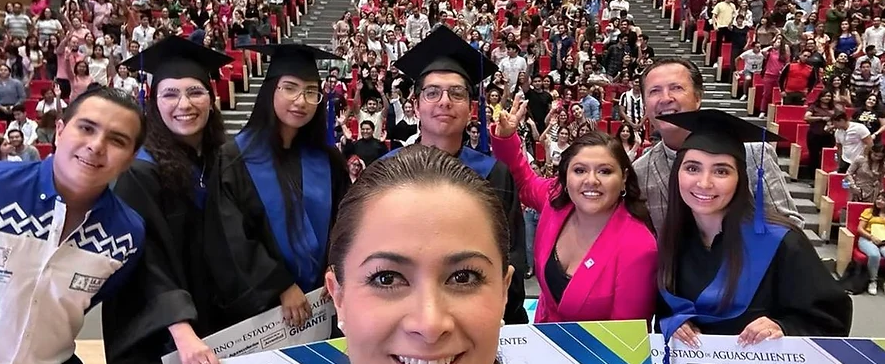Tere Jiménez entrega becas de Titulación a jóvenes Universitarios destacados