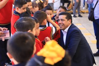 Encabeza Leo Montañez ceremonia de honores a la Bandera