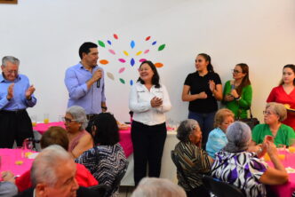 Festeja Leo Montañez el día del abuelo con convivio a grupos de adultos mayores