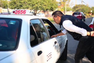 APLAUDE LEO MONTAÑEZ A TAXISTAS QUE APOYAN LA MOVILIDAD DE PERSONAS CON DISCAPACIDAD