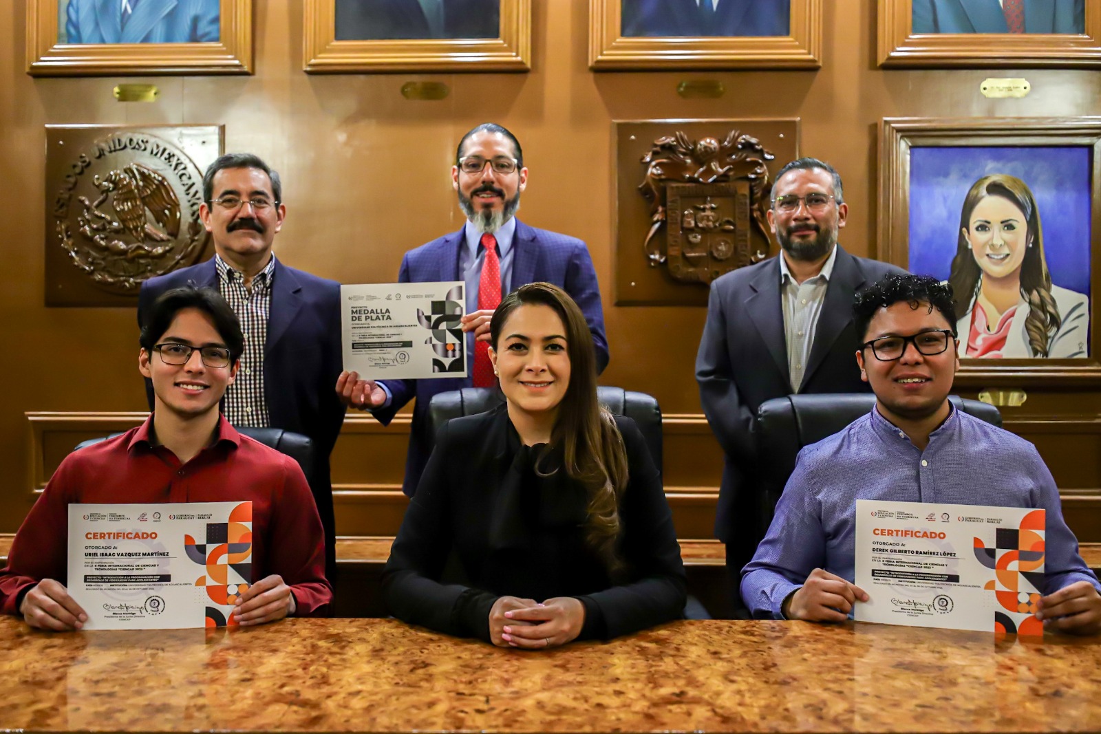 Felicita Tere Jiménez a estudiantes de la UPA que ganaron segundo lugar en competencia internacional