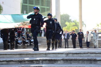 LEO MONTAÑEZ ENCABEZA CEREMONIA DE INCINERACIÓN DE BANDERA