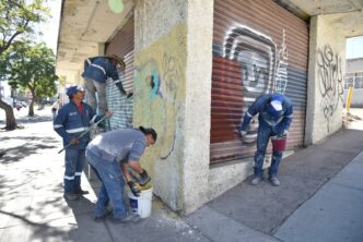 Continúa la unidad antigraffiti labores de restauración de la estética urbana