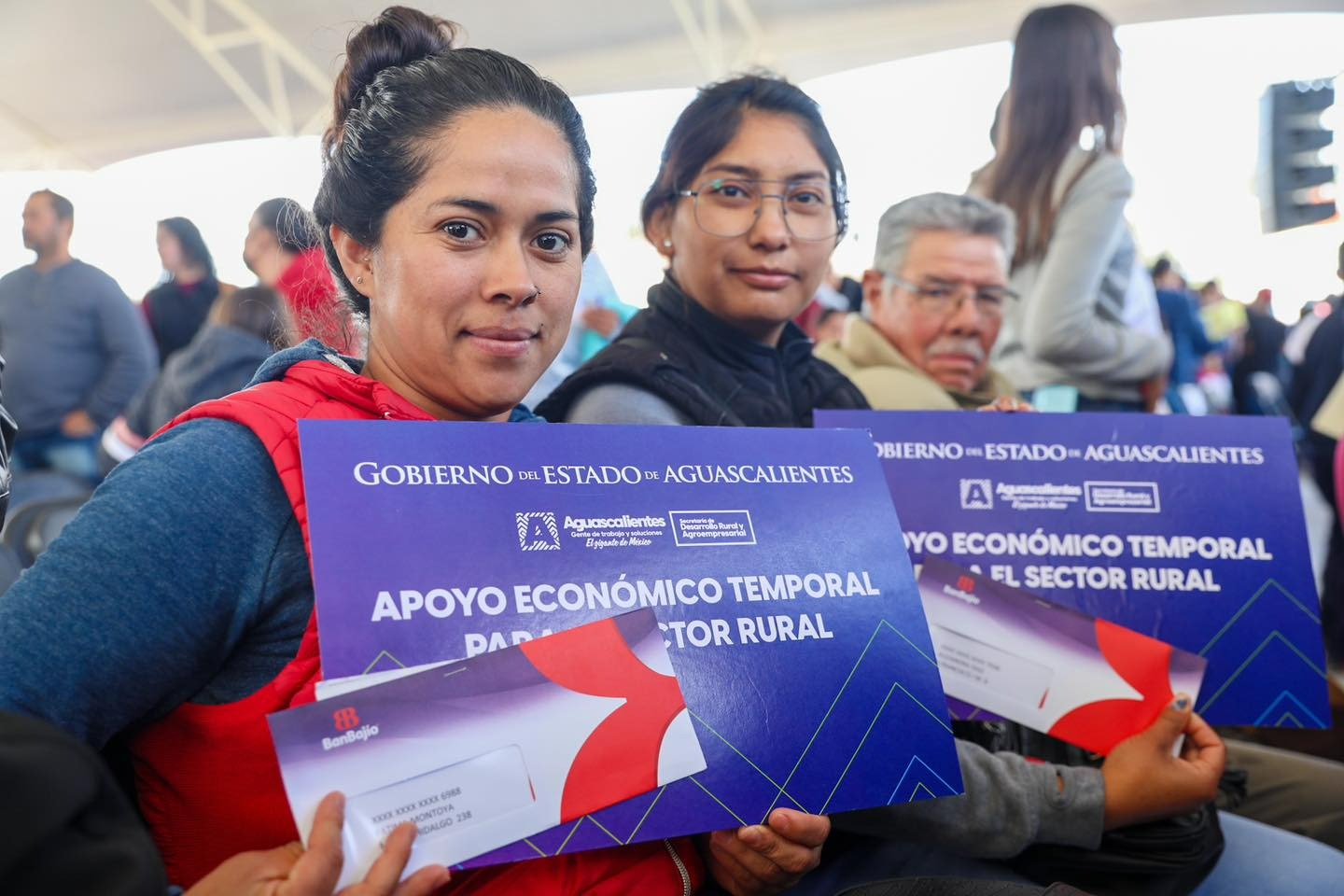 TERE JIMÉNEZ ACERCA EMPLEOS A CAMPESINOS EN EL LLANO