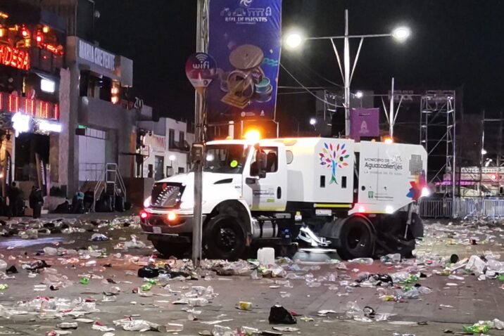 INICIAN LAVADOS PROFUNDOS EN PLAZAS Y ANDADORES DEL PERÍMETRO FERIAL INICIAN LAVADOS PROFUNDOS EN PLAZAS Y ANDADORES DEL PERÍMETRO FERIAL