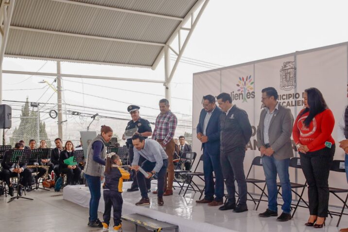 LEO MONTAÑEZ RINDIÓ HONORES A LA BANDERA CON ALUMNOS DEL CAM XX