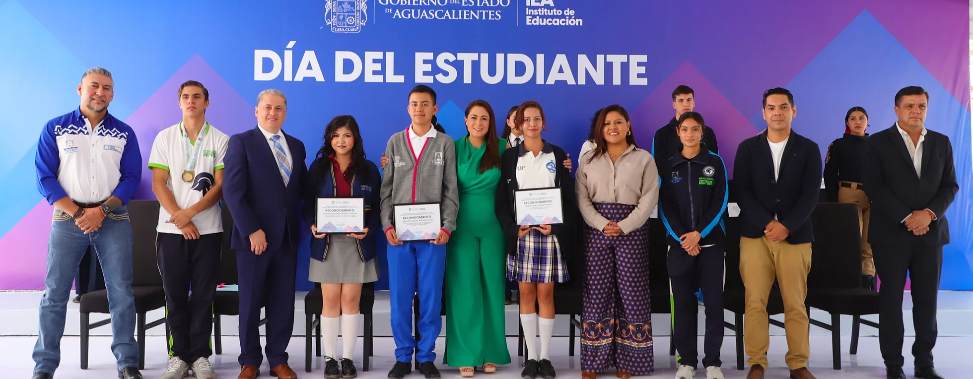 ENTREGA TERE JIMÉNEZ RECONOCIMIENTOS A ESTUDIANTES DESTACADOS