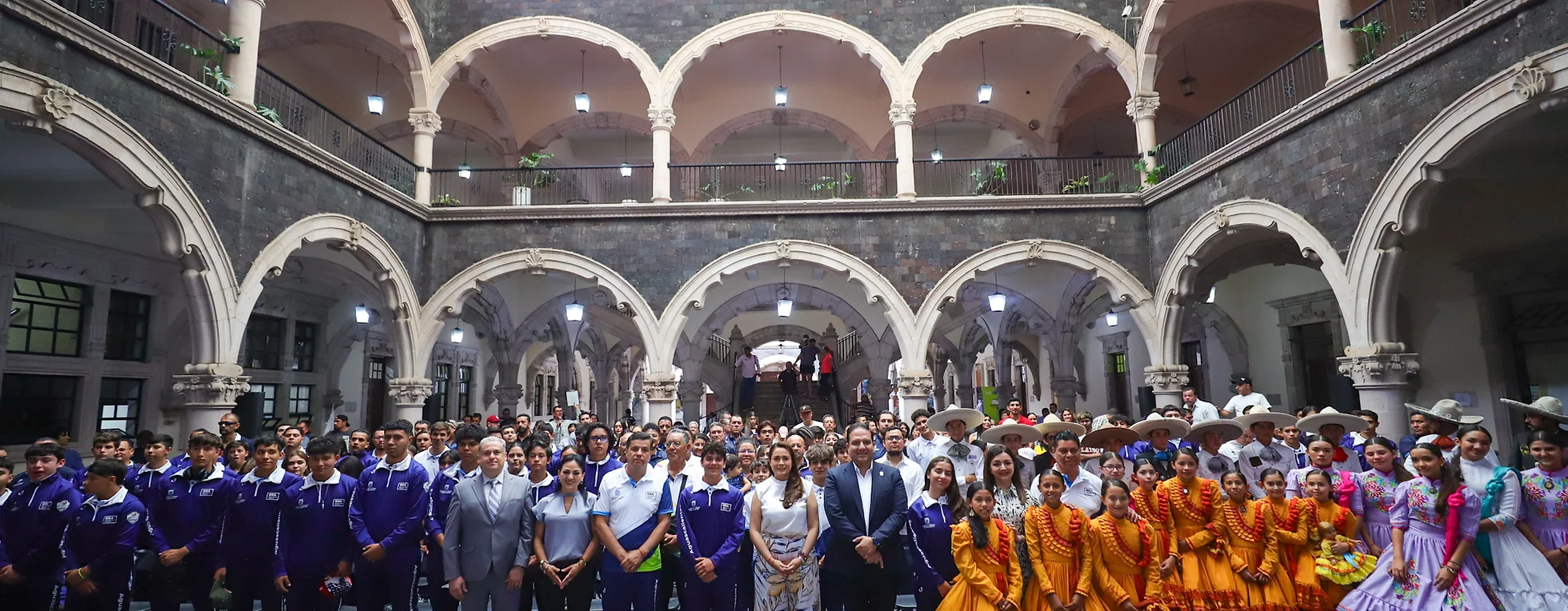 TERE JIMÉNEZ ABANDERA A DEPORTISTAS QUE REPRESENTARÁN A AGUASCALIENTES EN LOS NACIONALES CONADE 2024