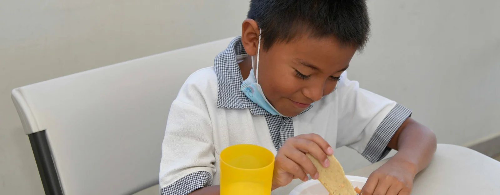 CON “OPORTUNIDADES” LAS FAMILIAS QUE MÁS LO NECESITAN TIENEN ACCESO A LA SALUD, EDUCACIÓN Y MEJOR ALIMENTACIÓN CON “OPORTUNIDADES” LAS FAMILIAS QUE MÁS LO NECESITAN TIENEN ACCESO A LA SALUD, EDUCACIÓN Y MEJOR ALIMENTACIÓN