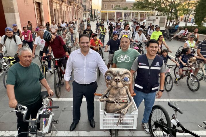 ENCABEZA JOSÉ JUAN SÁNCHEZ BARBA RODADA NOCTURNA EN EL DÍA MUNDIAL DE LA BICICLETA