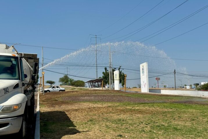 REFUERZA MUNICIPIO DE AGUASCALIENTES RIEGO EN LA LÍNEA VERDE A TRAVÉS DE PIPAS