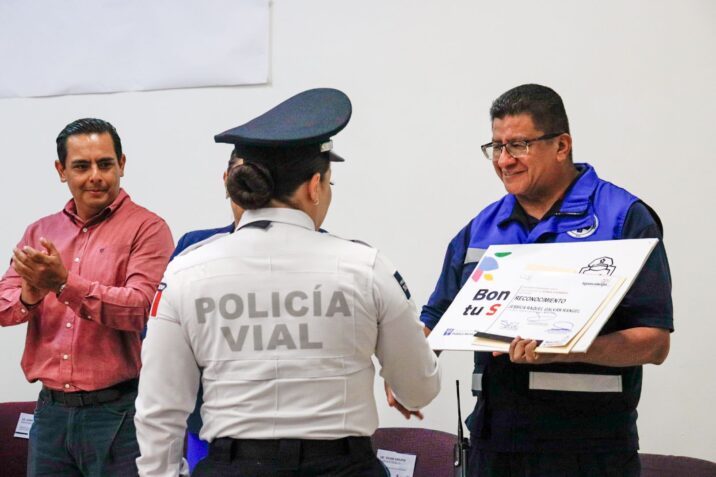 RECONOCE LEO MONTAÑEZ PROFESIONALISMO Y COMPROMISO DE POLICÍAS Y BOMBEROS MUNICIPALES