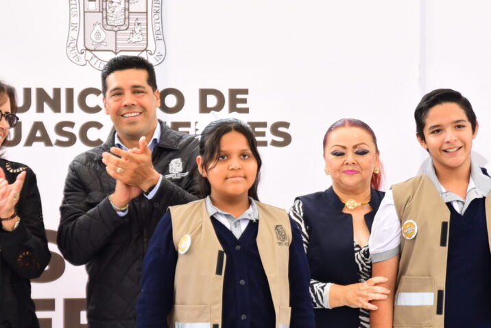 ENTREGA LEO MONTAÑEZ CHALECOS E INSIGNIAS DEL PROGRAMA “YO RECICLO” A ALUMNOS DE LA ESCUELA ANTONIO LANDÍN RODRÍGUEZ TURNO VESPERTINO