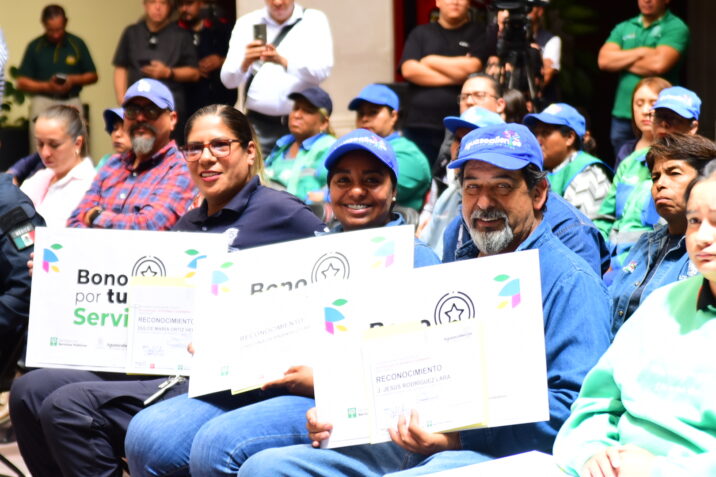RECONOCE LEO MONTAÑEZ A TRABAJADORES MUNICIPALES CON EL “BONO POR TU SERVICIO” RECONOCE LEO MONTAÑEZ A TRABAJADORES MUNICIPALES CON EL “BONO POR TU SERVICIO”