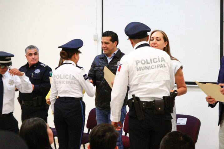 RECONOCE LEO MONTAÑEZ A PERSONAL DE SEGURIDAD PÚBLICA QUE SE GRADUÓ EN BACHILLERATO
