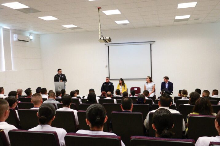RECONOCE LEO MONTAÑEZ A PERSONAL DE SEGURIDAD PÚBLICA QUE SE GRADUÓ EN BACHILLERATO RECONOCE LEO MONTAÑEZ A PERSONAL DE SEGURIDAD PÚBLICA QUE SE GRADUÓ EN BACHILLERATO