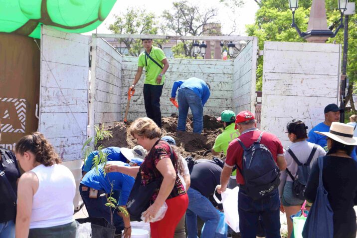 CIENTOS DE FAMILIAS PARTICIPARON EN LA DONACIÓN DE ÁRBOLES QUE REALIZARON GOBIERNO DEL ESTADO Y MUNICIPIO DE AGUASCALIENTES CIENTOS DE FAMILIAS PARTICIPARON EN LA DONACIÓN DE ÁRBOLES QUE REALIZARON GOBIERNO DEL ESTADO Y MUNICIPIO DE AGUASCALIENTES