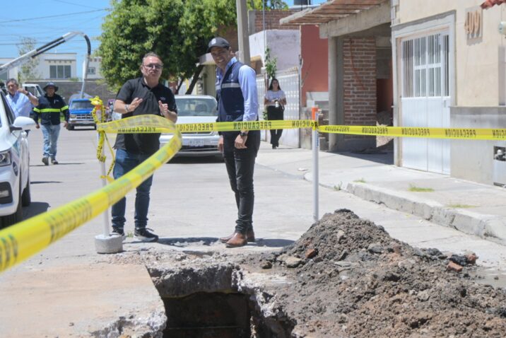 SUPERVISA LEO MONTAÑEZ OBRAS DE REHABILITACIÓN DE LA RED DE ALCANTARILLADO
