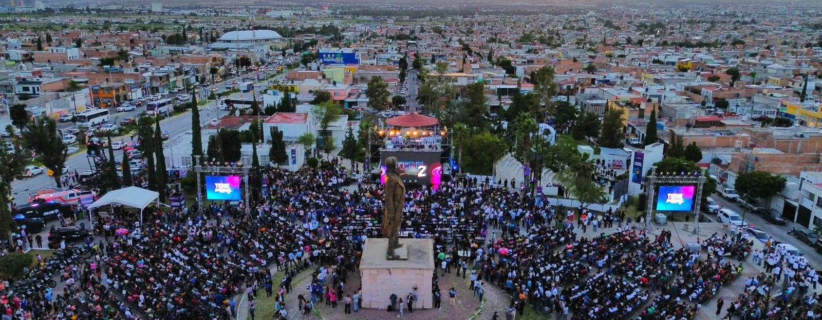 ABARROTADA LUCIÓ LA EXPLANADA MORELOS; MILES DE FAMILIAS SE DIERON CITA PARA ESCUCHAR A TERE JIMÉNEZ EN SU SEGUNDO INFORME DE GOBIERNO ABARROTADA LUCIÓ LA EXPLANADA MORELOS; MILES DE FAMILIAS SE DIERON CITA PARA ESCUCHAR A TERE JIMÉNEZ EN SU SEGUNDO INFORME DE GOBIERNO