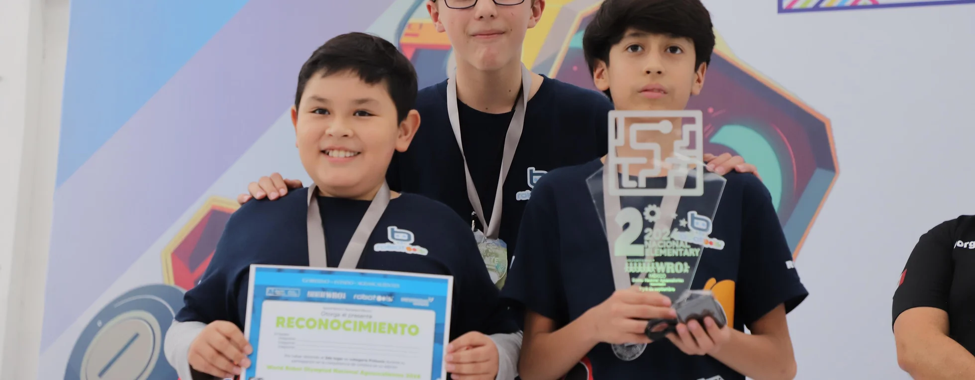 JÓVENES TALENTOS EN ROBÓTICA LOGRAN SU PASE A LA OLIMPIADA INTERNACIONAL EN TURQUÍA JÓVENES TALENTOS EN ROBÓTICA LOGRAN SU PASE A LA OLIMPIADA INTERNACIONAL EN TURQUÍA
