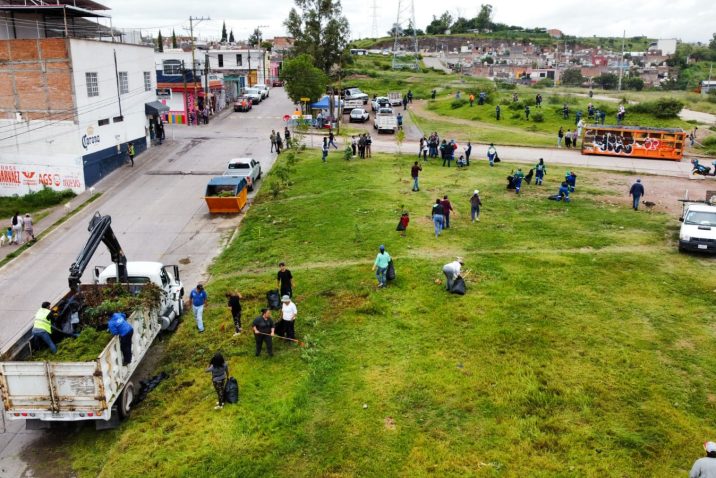 SUPERVISA LEO MONTAÑEZ MEGA OPERATIVO DE LIMPIEZA Y DESMALEZADO EN VILLA LAS PALMAS