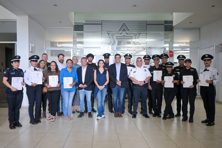 ENTREGÓ LEO MONTAÑEZ CERTIFICADOS DE BACHILLERATO A PERSONAL DE SEGURIDAD PÚBLICA