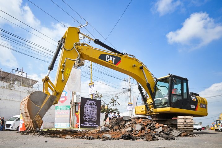 INVIERTE MUNICIPIO 14.7 MILLONES DE PESOS EN LA PAVIMENTACIÓN DE LA AVENIDA MERCADO DE ABASTOS