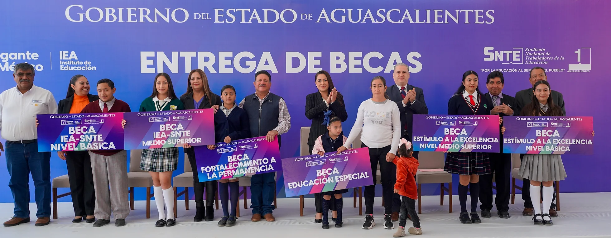 TERE JIMÉNEZ ENTREGA BECAS EDUCATIVAS EN TODO EL ESTADO