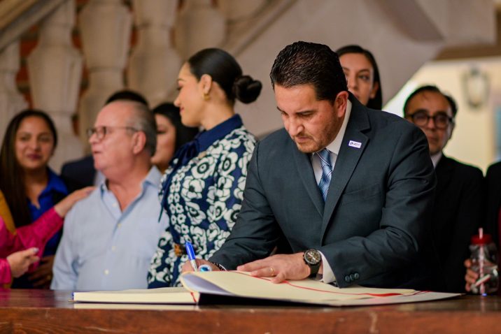 VISITANTES DISTINGUIDOS FIRMARON EL LIBRO DE LA CIUDAD DE AGUASCALIENTES