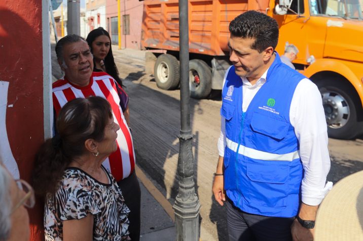 SUPERVISA LEO MONTAÑEZ TRABAJOS DE MANTENIMIENTO DE CALLE PRIMO VERDAD