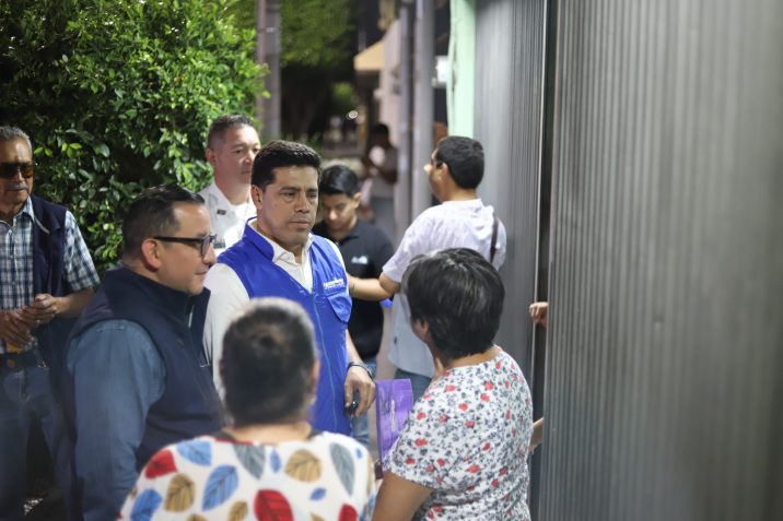 RECORRE LEO MONTAÑEZ EL FRACCIONAMIENTO VERSALLES II EN COMPAÑÍA DE VECINOS
