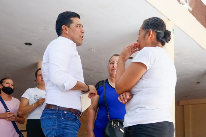 VISITA LEO MONTAÑEZ A VECINOS DE CALVILLITO
