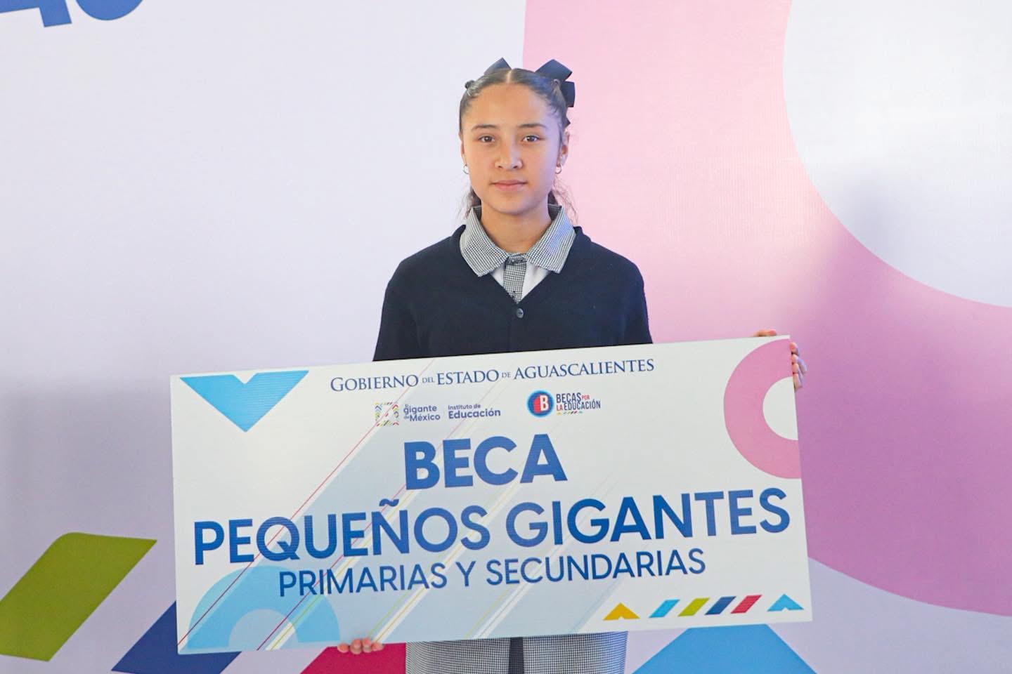CON BECAS ESTAMOS CONSTRUYENDO SUEÑOS: TERE JIMÉNEZ