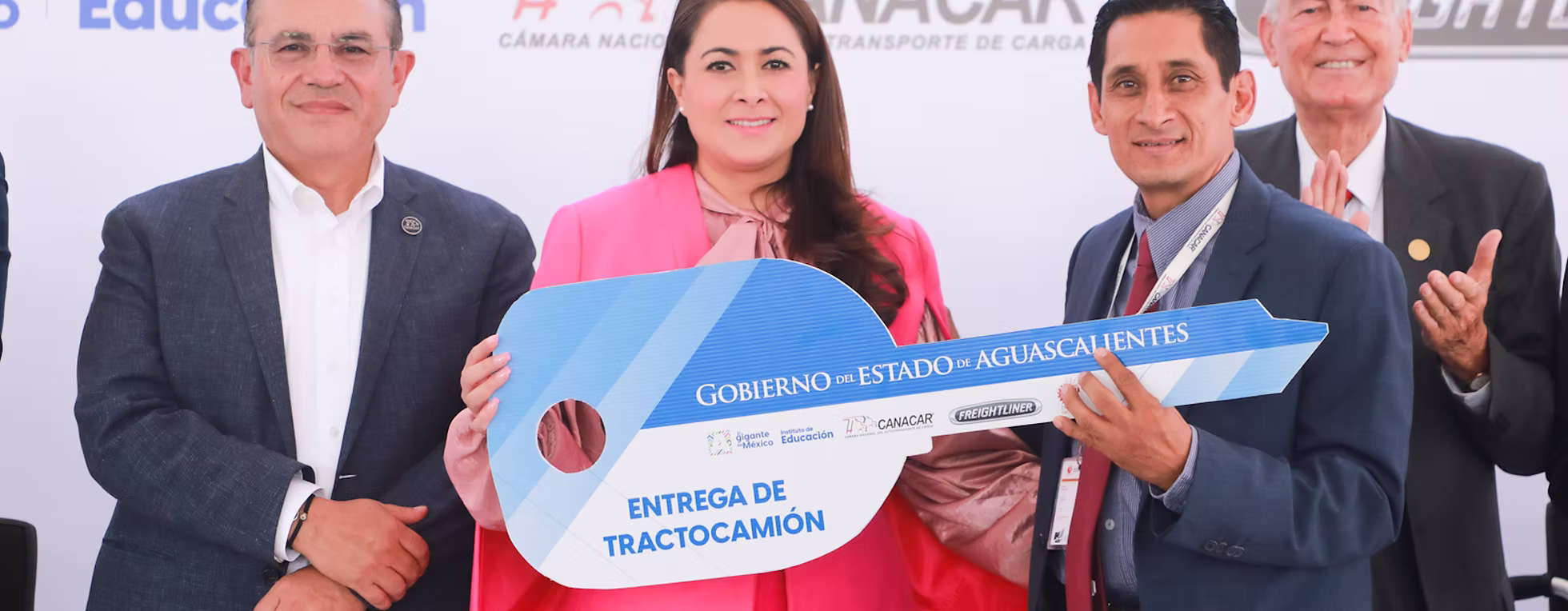 TERE JIMÉNEZ ENCABEZA ENTREGA DE UN TRACTOCAMIÓN Y UN SIMULADOR ELECTRÓNICO; MEJORARÁN LA CAPACITACIÓN DE OPERADORES DEL TRANSPORTE