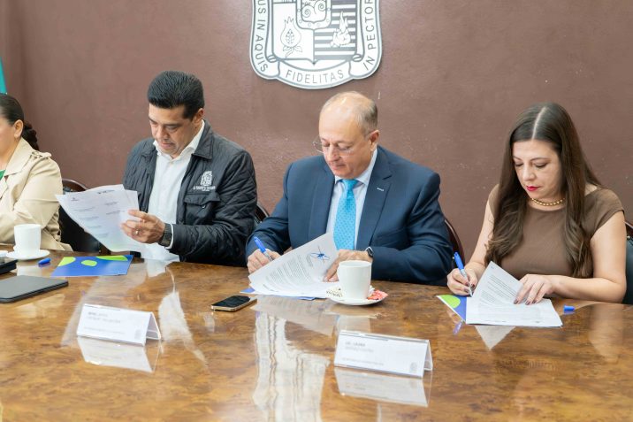 FIRMAN LEO MONTAÑEZ Y EL RECTOR DE LA UNIVERSIDAD CUAUHTÉMOC CONVENIO DE COLABORACIÓN