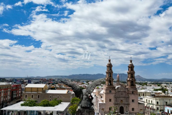 ENALTECE LEO MONTAÑEZ VUELO DE LA FUERZA AÉREA MEXICANA POR EL 450 ANIVERSARIO DE LA FUNDACIÓN DE LA CIUDAD