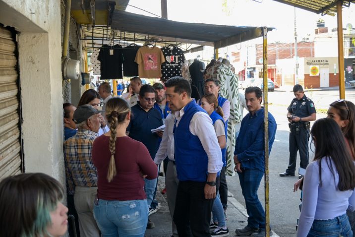 SE REÚNE LEO MONTAÑEZ CON VECINOS DE LA INSURGENTES PARA ATENDER SUS INQUIETUDES