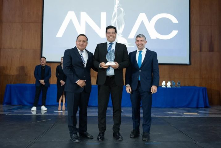 ENTREGAN A LEO MONTAÑEZ PREMIO DE LA ANAC POR NOVEDOSA PLATAFORMA DIGITAL PARA CONSULTAS DE DESARROLLO URBANO Y ORDENAMIENTO TERRITORIAL ENTREGAN A LEO MONTAÑEZ PREMIO DE LA ANAC POR NOVEDOSA PLATAFORMA DIGITAL PARA CONSULTAS DE DESARROLLO URBANO Y ORDENAMIENTO TERRITORIAL