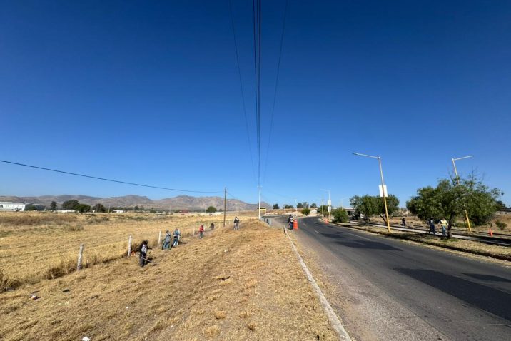 REFUERZAN LIMPIEZA Y DESMALEZADO EN CAMELLONES Y CICLOVÍAS DE AV. SIGLO XXI PONIENTE REFUERZAN LIMPIEZA Y DESMALEZADO EN CAMELLONES Y CICLOVÍAS DE AV. SIGLO XXI PONIENTE