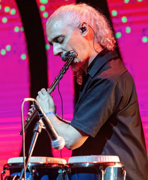 Ante miles de asistentes en el Foro del Lago, se presentó Sonido Gallo Negro con una presentación llena de cumbia amazónica, mambo y sonidos esotéricos.