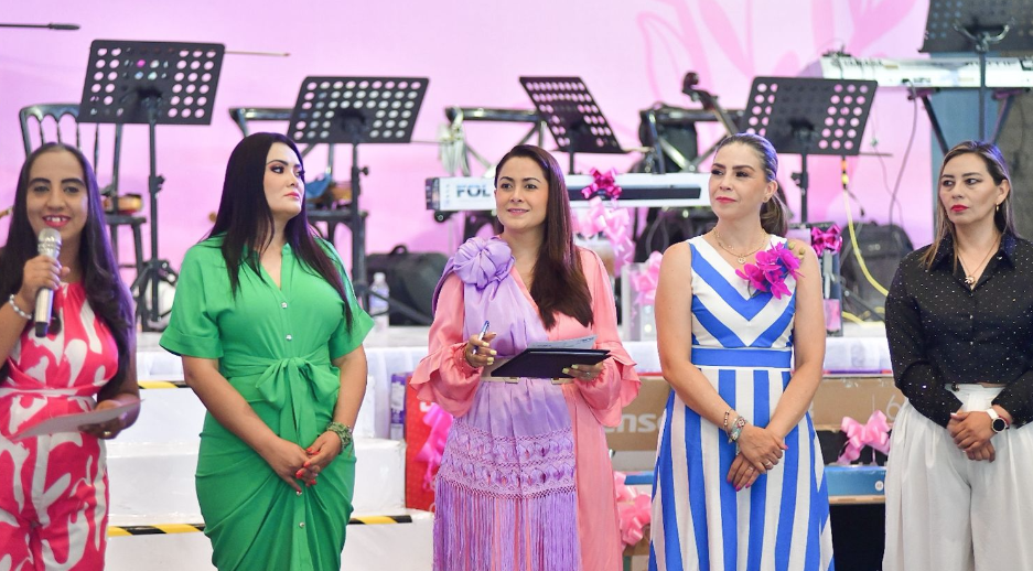 TERE JIMÉNEZ RECONOCE LA ENTREGA Y COMPROMISO DE MADRES TRABAJADORAS TERE JIMÉNEZ RECONOCE LA ENTREGA Y COMPROMISO DE MADRES TRABAJADORAS