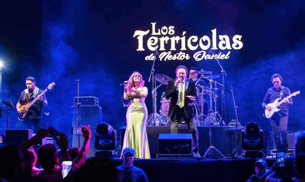 Los Terrícolas de Néstor Daniel se presentaron en el Foro del Lago ante miles de asistentes que se dieron cita para revivir los grandes clásicos de la balada.