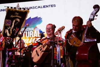 EMOTIVA NOCHE BOHEMIA EN CORREDOR CARRANZA CON LA PRESENTACIÓN DE LA TUNA DE EX ALUMNOS UAA Y MBCUATRO