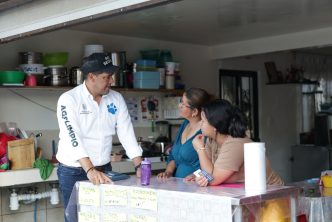 VISITA LEO MONTAÑEZ COLONIA INSURGENTES PARA CONVERSAR CON LAS FAMILIAS Y COMERCIANTES
