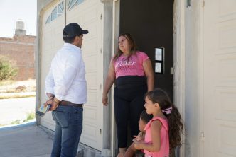 RECORRE LEO MONTAÑEZ LA COLONIA LOS PERICOS PARA ATENDER A LOS VECINOS 