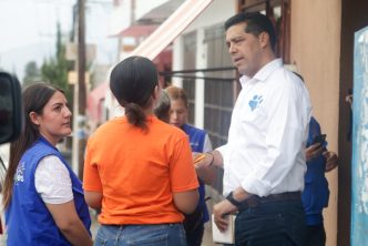 RECORRE LEO MONTAÑEZ EL FRACCIONAMIENTO MUNICIPIO LIBRE PARA ATENDER PETICIONES VECINALES